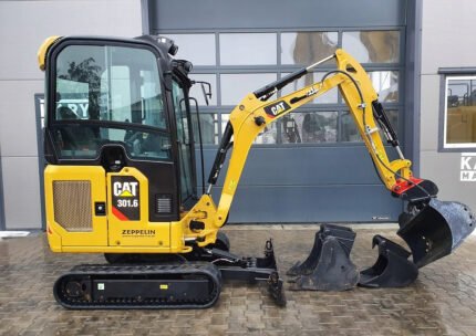 CATERPILLAR 301.6 + 3 GODETS